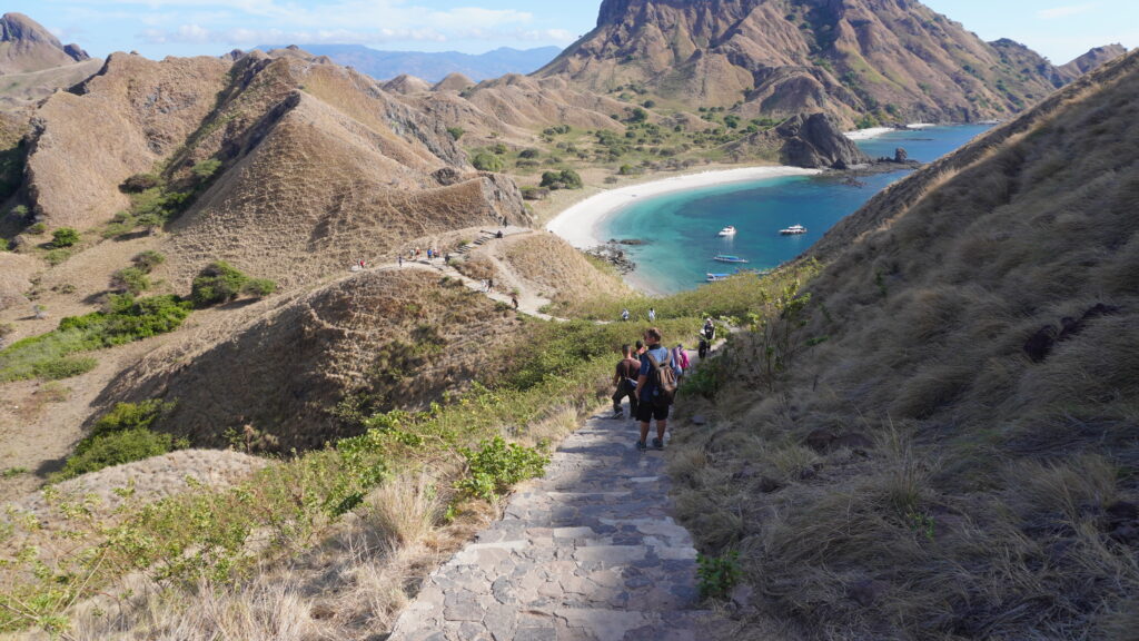 Wandern auf Padar Island im Komodo Nationalpark auf Flores