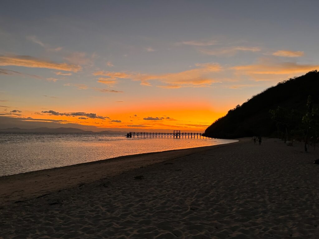 Sonnenuntergang auf Le Pirate Island Flores